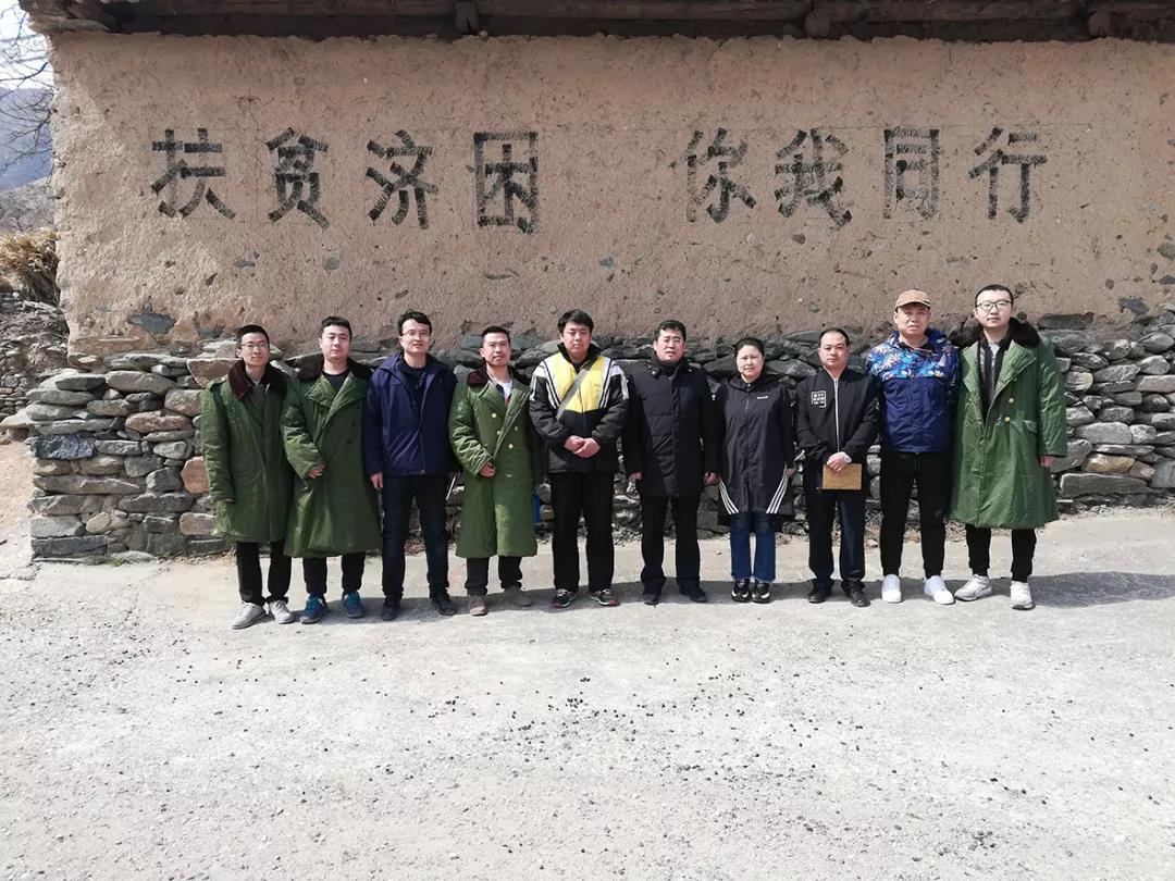 山西出版传媒集团驻代县大队长雷俊林与扶贫队员合影