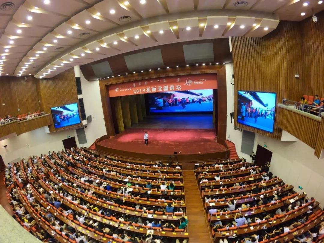 内蒙古人民会堂内座无虚席,1200余名来自自治区及呼和浩特文化战线