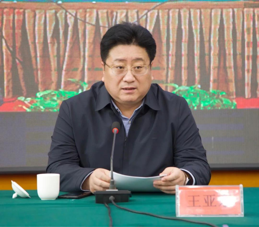 内蒙古出版集团党委副书记,总经理王亚东总结2021年经营业务工作并